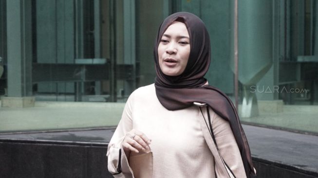 Berhijab, Ikke Nurjanah Putus Kontrak Kerja