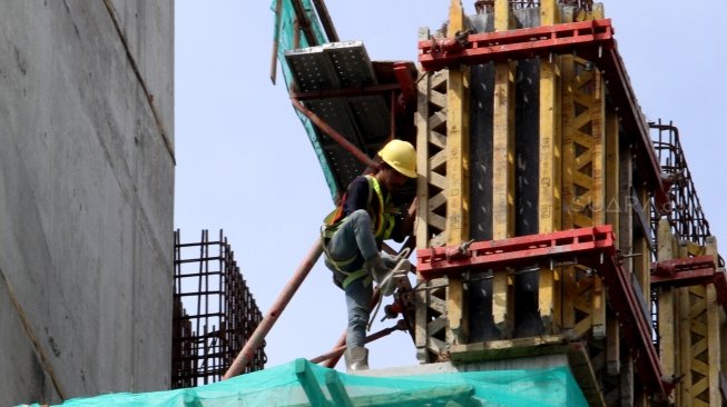 Proyek pembangunan Rumah Susun (Rusun) Sederhana Sewa Tingkat Tinggi Pasar Rumput kembali dikerjakan, seperti terlihat di Jakarta, Sabtu (28/4/2018). [Suara.com/Oke Atmaja]