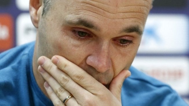 Andres Iniesta saat mengumumkan dirinya akan meninggalkan Barcelona di akhir musim ini. Pau Barrena / AFP