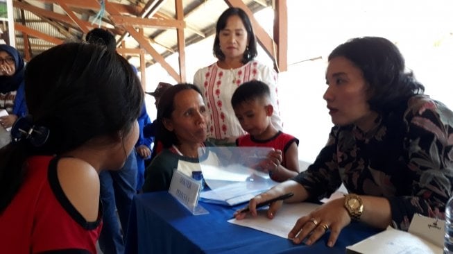 Program 'Vaseline Healing Project' di kawasan Gunung Sinabung. (Suara.com/Ismail)