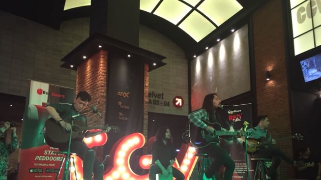 Marcello Tahitoe (Ello) jadi juri perlombaan akustik di CGV Central Park, Jakarta Barat, Sabtu (28/4/2018) [Suara.com/sumarni]