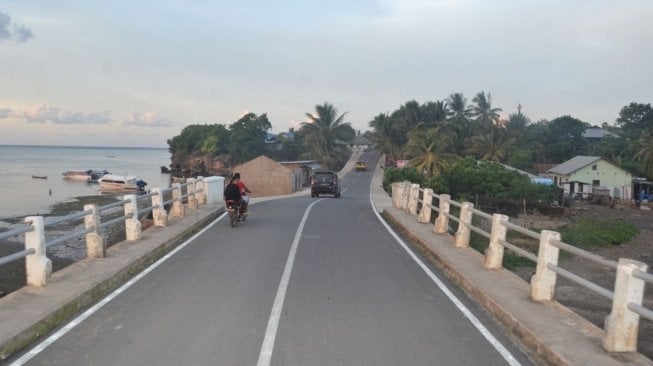 Jalan yang dibangun Kementerian PUPR di Pulau Leti, Kabupaten Maluku Barat Daya, Maluku. [Dok Kementerian PUPR]