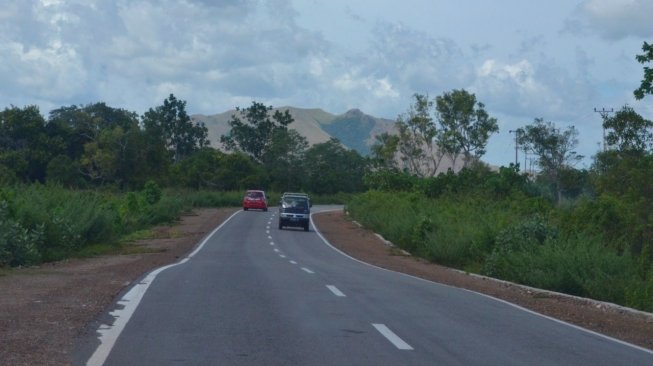 Jalan yang dibangun Kementerian PUPR di Pulau Moa, Kabupaten Maluku Barat Daya, Maluku. [Dok Kementerian PUPR]