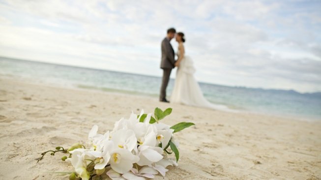 Ilustrasi menikah di pinggir pantai. (Shutterstock)