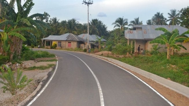 Jalan yang dibangun Kementerian PUPR di Pulau Leti, Kabupaten Maluku Barat Daya, Maluku. [Dok Kementerian PUPR]