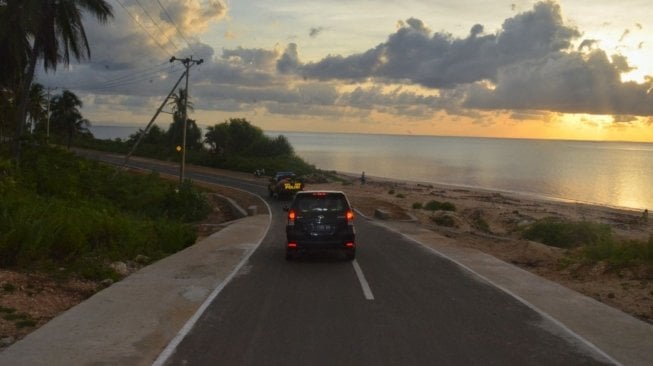 Jalan yang dibangun Kementerian PUPR di Pulau Leti, Kabupaten Maluku Barat Daya, Maluku. [Dok Kementerian PUPR]