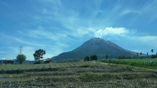 Kondisi Gunung Sinabung, Sabtu (29/4/2018) [Suara.com/ismail].