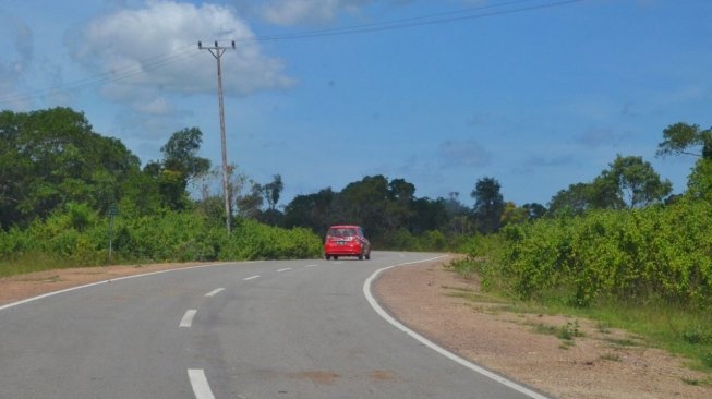 Jalan yang dibangun Kementerian PUPR di Pulau Moa, Kabupaten Maluku Barat Daya, Maluku. [Dok Kementerian PUPR]