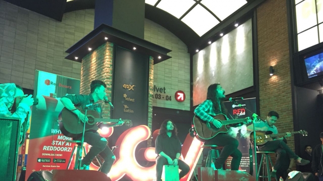 Marcello Tahitoe (Ello) jadi juri perlombaan akustik di CGV Central Park, Jakarta Barat, Sabtu (28/4/2018) [Suara.com/sumarni]