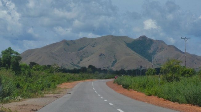 Jalan yang dibangun Kementerian PUPR di Pulau Moa, Kabupaten Maluku Barat Daya, Maluku. [Dok Kementerian PUPR]