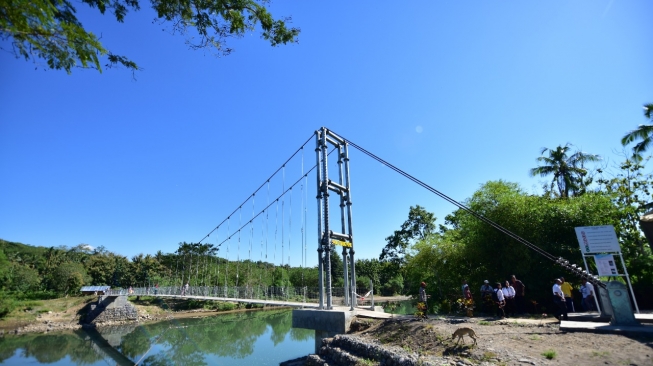 Jembatan Gantung dengan teknologi Judesa (Jembatan Untuk Desa) hasil inovasi Balitbang PUPR di Kecamatan Lembor, Kabupaten Manggarai Barat, Nusa Tenggara Timur. (dok PUPR)