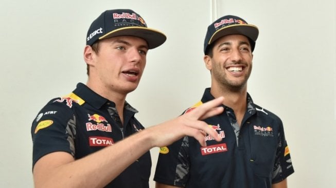 Duet pebalap Red Bull, Daniel Ricciardo dan Max Verstappen. [AFP/Kazuhiro Nogi]