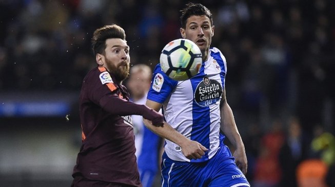 Pemain Barcelona Lionel Messi berebut bola dengan pemain Deportivo La Coruna dalam laga yang berakhir untuk kemenangan Barca 4-2 [AFP]