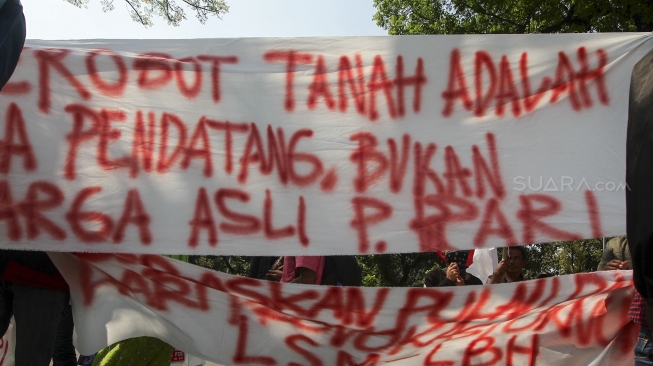 Puluhan warga Pulau Pari, Kepulauan Seribu mendatangi Balai Kota DKI Jakarta, Jakarta, Senin (30/4). 