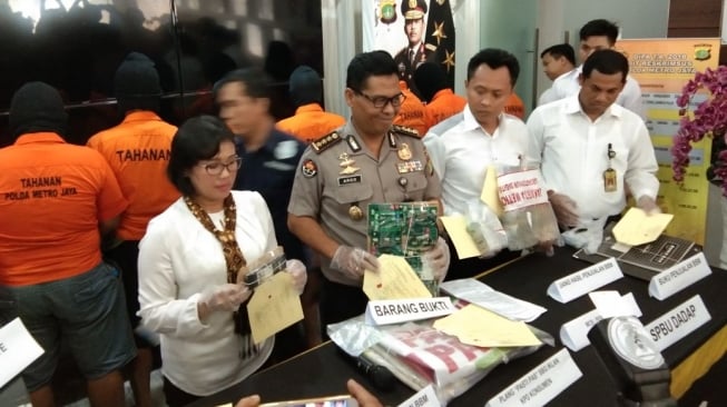 Polisi menunjukkan barang bukti terkait kecurangan di dua SPBU di Tangerang Selatan dan Ciputat. (Agung Sandy Lesmana/Suara.com)