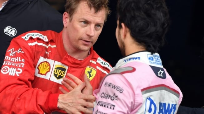 Pebalap Ferrari Kimi Raikkonen dan bersalaman dengan driver Force India Sergio Perez, Minggu (29/4/2018). [AFP/Andrej Isakovic]