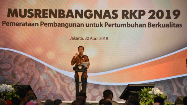 Presiden Joko Widodo memberikan sambutan pada pembukaan Musyawarah Perencanaan Pembangunan Nasional (Musrenbangnas) dalam rangka penyusunan Rencana Kerja Pemerintah (RKP) 2019 di Jakarta, Senin (30/4).