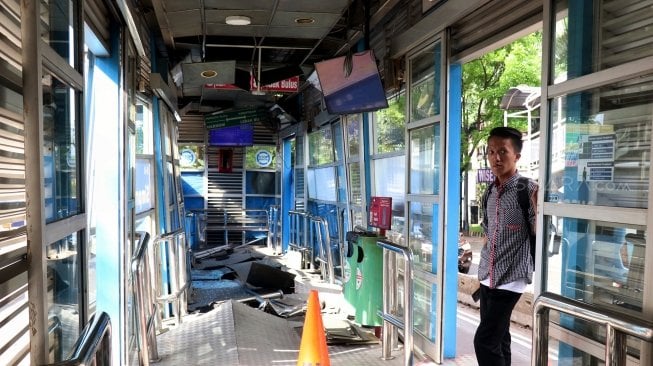 Suasana halte Transjakarta Simprug, Kebayoran Lama, Jakarta Selatan, Senin (30/4). 