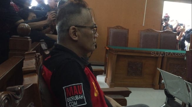 Tio Pakusadewo saat menjalani persidangan kasus narkoba di PN Jakarta Selatan, Senin (30/4/2018). (Sumarni/Suara.com)