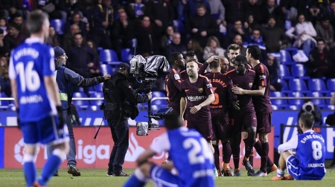 Reaksi pemain Deportivo La Coruna menyaksikan pemain Barcelona mengunci gelar usai memetik kemenangan 4-2 di Estadio Municipal de Riazor [AFP]