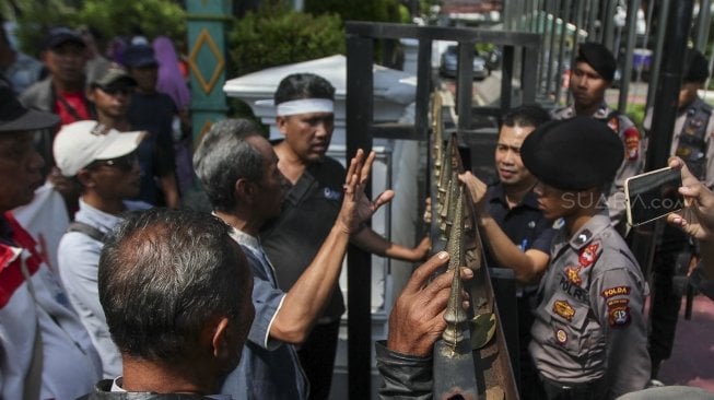 Puluhan warga Pulau Pari, Kepulauan Seribu mendatangi Balai Kota DKI Jakarta, Jakarta, Senin (30/4). 