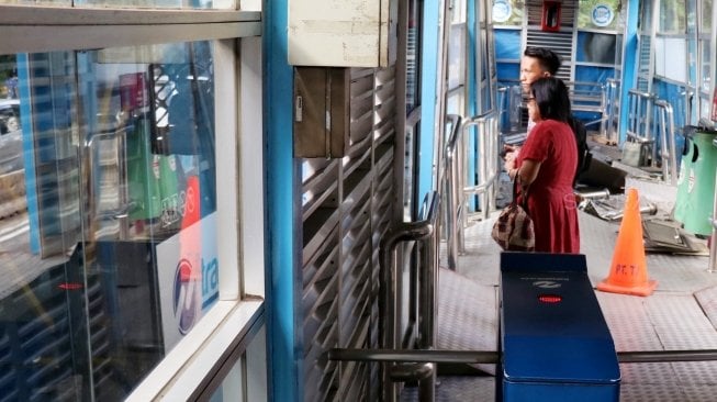 Suasana halte Transjakarta Simprug, Kebayoran Lama, Jakarta Selatan, Senin (30/4). 