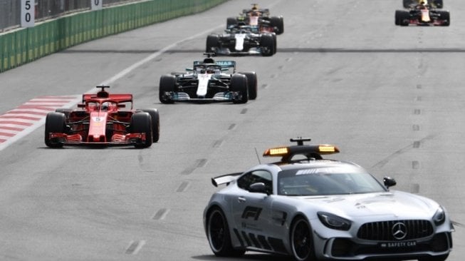 Safety Car mengambil alih balapan F1 GP Azerbaijan di Sirkuit Baku, Minggu (29/4/2018). [AFP/Andrej Isakovic]