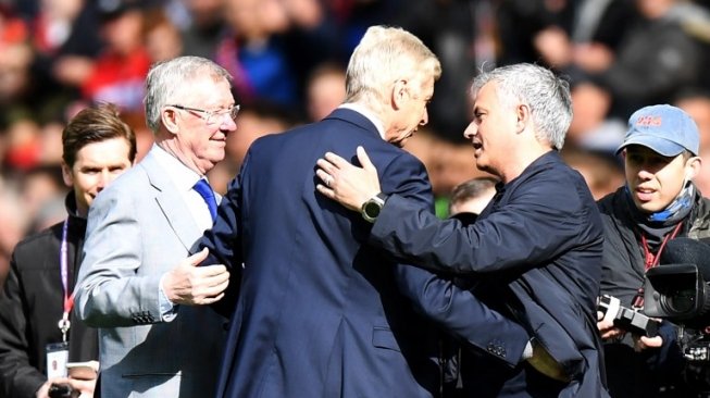 Dapat Kado Perpisahan dari Mantan Rival, Wenger Pun Terharu