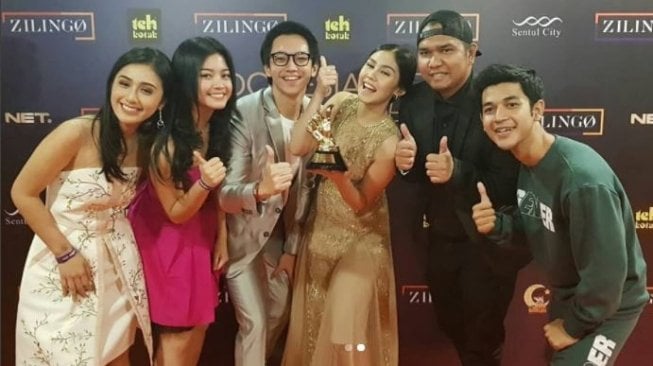 Vanesha Priscillia dan pemain serta sutradara Dilan 1990 di Indonesian Choice Awards 2018 (netmediatama/instagram).