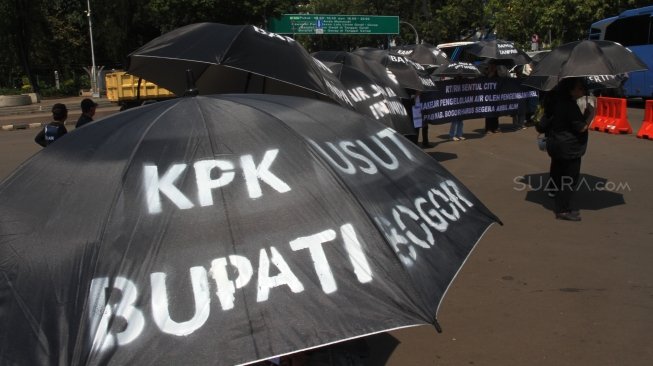 Sejumlah warga perumahan Sentul City melakukan aksi unjuk rasa di depan Istana, Jakarta, Senin (30/4).