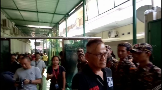 Aktor Tio Pakusadewo jalani sidang perdana di di Pengadilan Negeri Jakarta Selatan, Senin (30/4/2018) [Suara.com/sumarni].