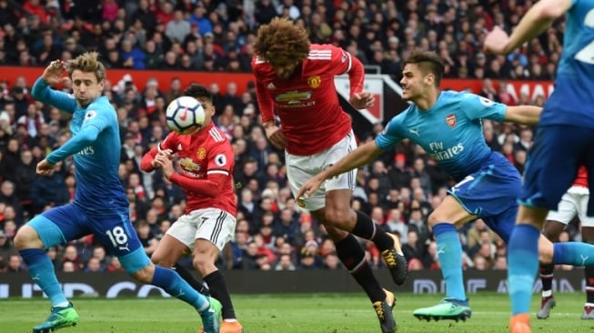 Gelandang Manchester United Marouane Fellaini menjebol gawang Arsenal dengan tandukkannya [AFP]