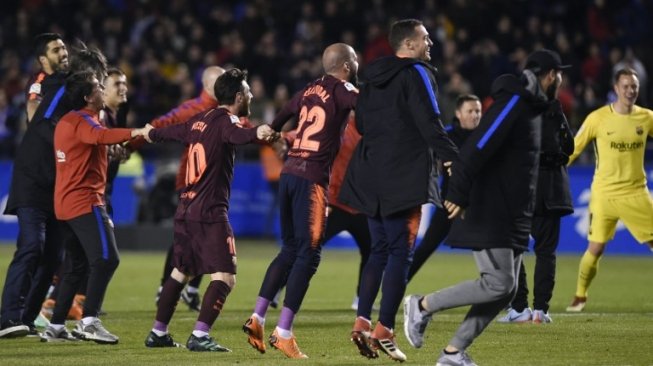 Pemain Barcelona rayakan keberhasilan merebut gelar La Liga musim 2017/18 usai mengalahkan Deportivo La Coruna di Estadio de Riazor dengan skor 4-2 [AFP]