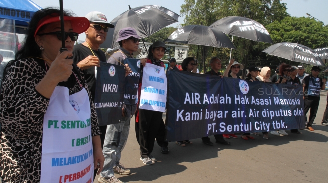 Sejumlah warga perumahan Sentul City melakukan aksi unjuk rasa di depan Istana, Jakarta, Senin (30/4).