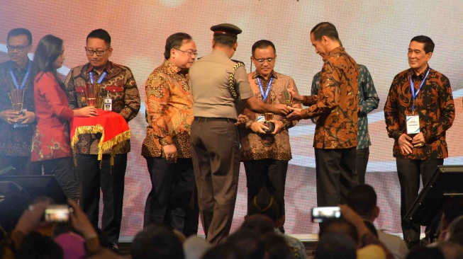 Presiden Joko Widodo (kedua kanan) didampingi Menteri PPN/Kepala Bappenas Bambang Brodjonegoro (keempat kiri) menyerahkan Penghargaan Pembangunan Daerah kepada sejumlah kepala daerah saat pembukaan Musyawarah Perencanaan Pembangunan Nasional (Musrenbangnas) dalam rangka penyusunan Rencana Kerja Pemerintah (RKP) 2019 di Jakarta, Senin (30/4).