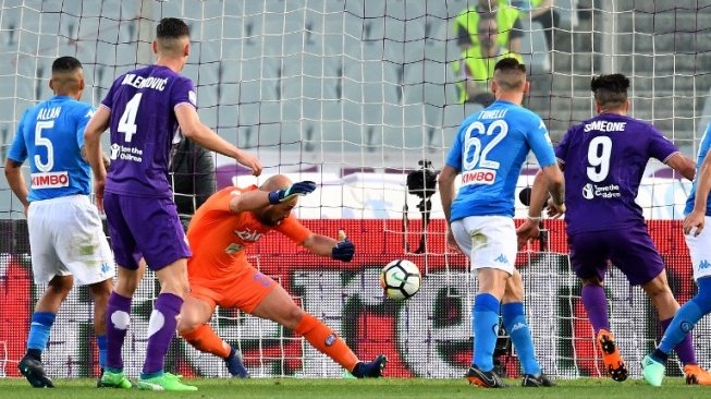 Pemain Fiorentina Giovanni Simeone (kanan) menjebol gawang Napoli [AFP]