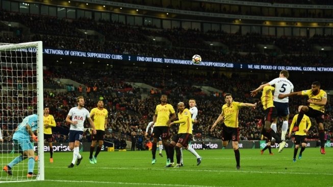 Pemain Tottenham Hotspur Jan Verthongen menanduk bola ke gawang Watford [AFP]