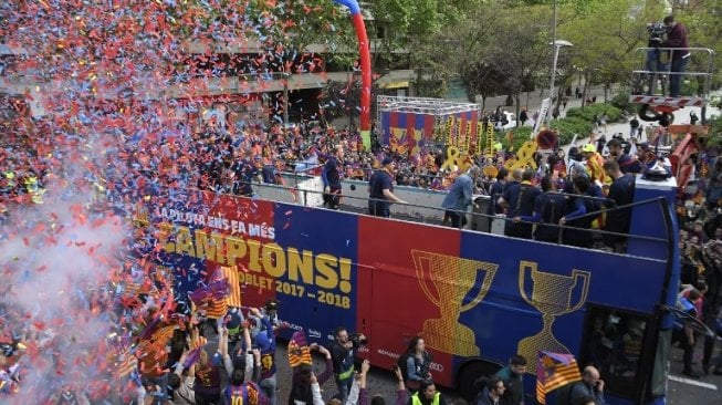 Pemain Barcelona berparade merayakan keberhasilan mereka merebut dua gelar di musim 2017/18 [AFP]