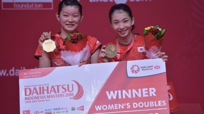 Pasangan ganda putri Jepang, Misaki Matsutomo/Ayaka Takahashi, menjuarai Indonesian Masters 2018 di Istora Senayan, Jakarta, Minggu (28/1). [AFP/Adek Berry]