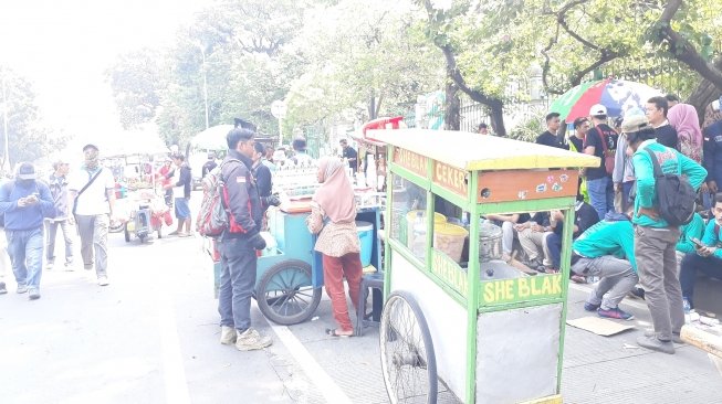 PKL di depan Balai Kota Jakarta. (Suara.com/Nikolaus Tolen)