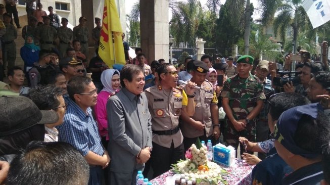 Demo Buruh di Palembang Diwarnai Pemotongan Tumpeng Pempek