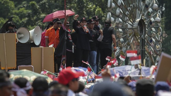 Konfederasi Rakyat Pekerja Indonesia (KRPI) menggelar karnaval dan deklarasi saat perayaan peringatan Hari Buruh Sedunia (May Day) di depan Istana, Jakarta, Selasa (1/5). 