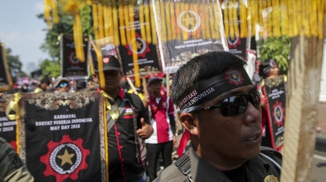 Konfederasi Rakyat Pekerja Indonesia (KRPI) menggelar karnaval dan deklarasi saat perayaan peringatan Hari Buruh Sedunia (May Day) di depan Istana, Jakarta, Selasa (1/5). 