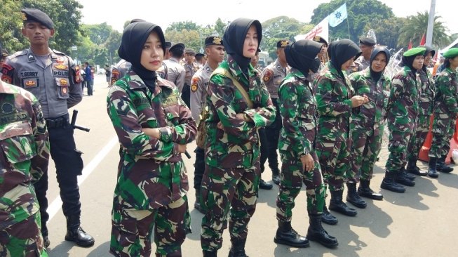 Barisan TNI AD Cantik Turut Mengamankan May Day 2018