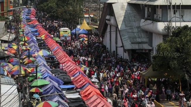 Kesemrawutan pedagang kaki lima (PKL) mengokupasi trotoar dan jalan di arah pintu masuk Stasiun Tanah Abang di Jalan Jatibaru Raya, Jakarta, Selasa (1/5). 