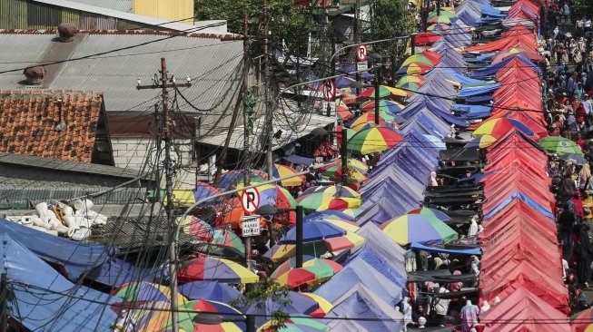 Kesemrawutan pedagang kaki lima (PKL) mengokupasi trotoar dan jalan di arah pintu masuk Stasiun Tanah Abang di Jalan Jatibaru Raya, Jakarta, Selasa (1/5). 