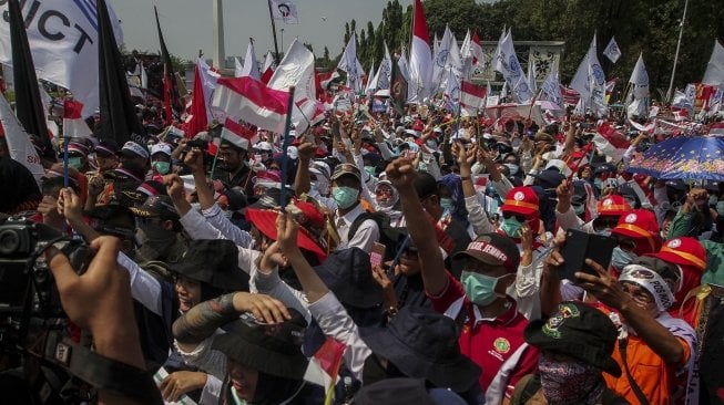 Konfederasi Rakyat Pekerja Indonesia (KRPI) menggelar karnaval dan deklarasi saat perayaan peringatan Hari Buruh Sedunia (May Day) di depan Istana, Jakarta, Selasa (1/5). 