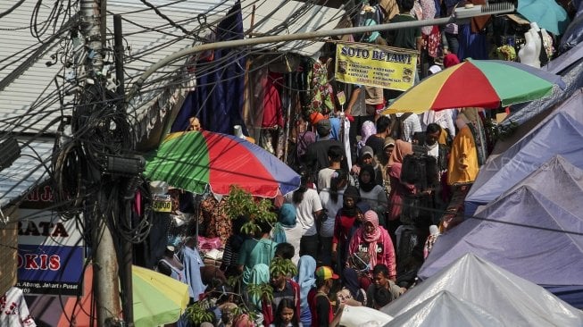 Kesemrawutan pedagang kaki lima (PKL) mengokupasi trotoar dan jalan di arah pintu masuk Stasiun Tanah Abang di Jalan Jatibaru Raya, Jakarta, Selasa (1/5). 