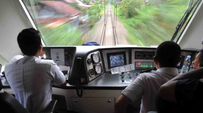 Masinis menjalankan Kereta Rel Diesel Elektrik (KRDE) Minangkabau Ekspres dari Padang menuju Bandara Internasional Minangkabau (BIM), di Padangpariaman, Sumatera Barat, Selasa (1/5).