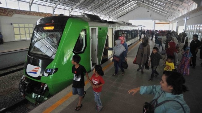 Sejumlah penumpang turun dari Kereta Rel Diesel Elektrik (KRDE) Minangkabau Ekspres di Stasiun Bandara Internasional Minangkabau (BIM), di Padangpariaman, Sumatera Barat, Selasa (1/5).